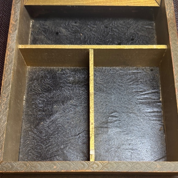 Vintage Style Candy/Jewelry Box with Victorian Art - Picture 4 of 11